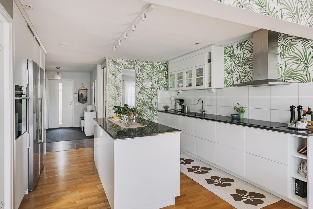 Välplanerat och stilrent kök!