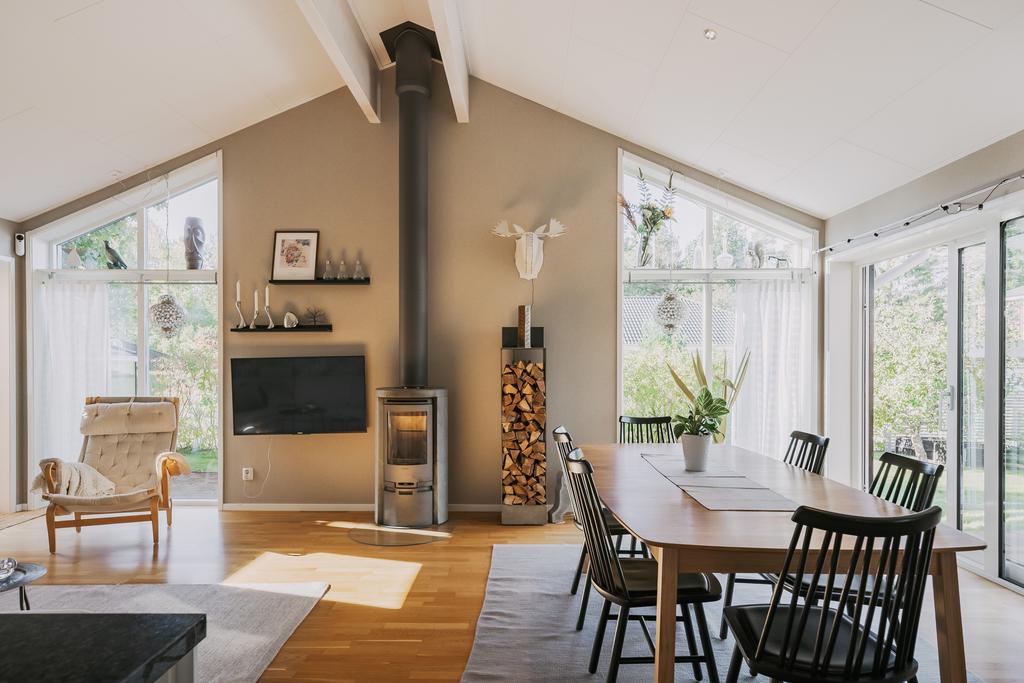 Fantastiskt vardagsrum med generös takhöjd och stora sällskapsytor