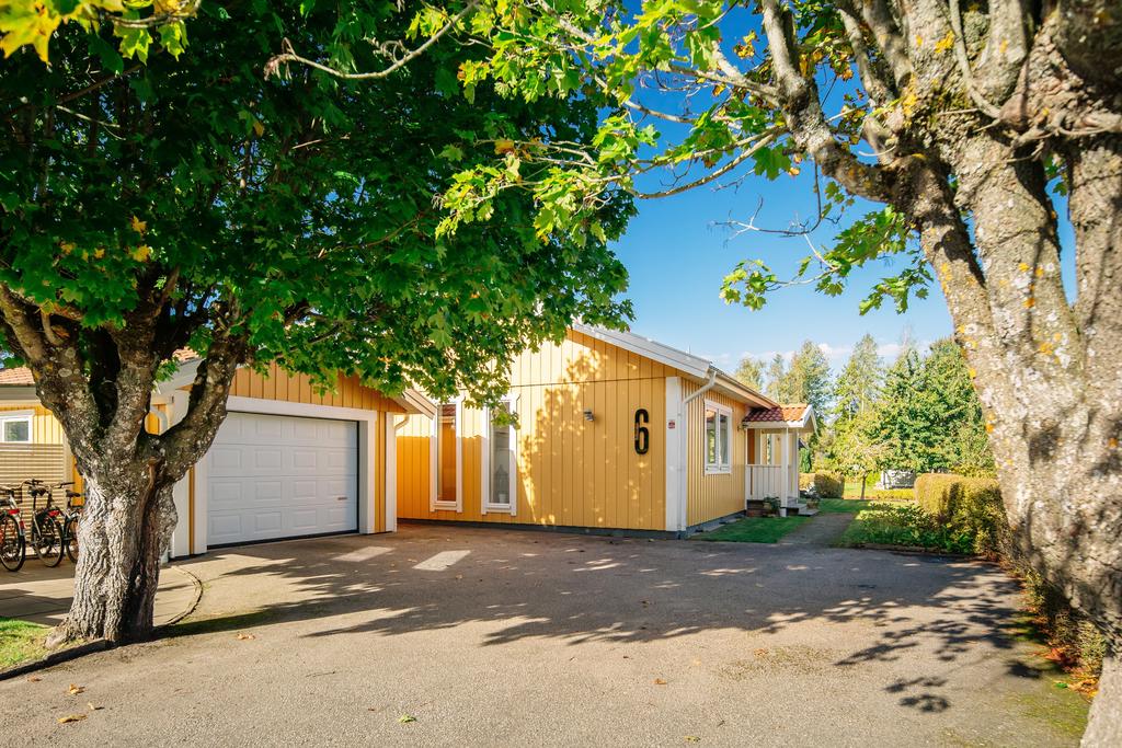 Rymlig uppfart samt fristående garage