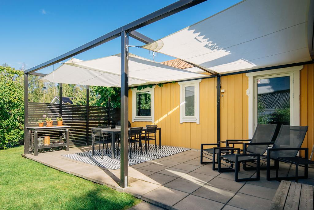 Stenlagd uteplats med pergola