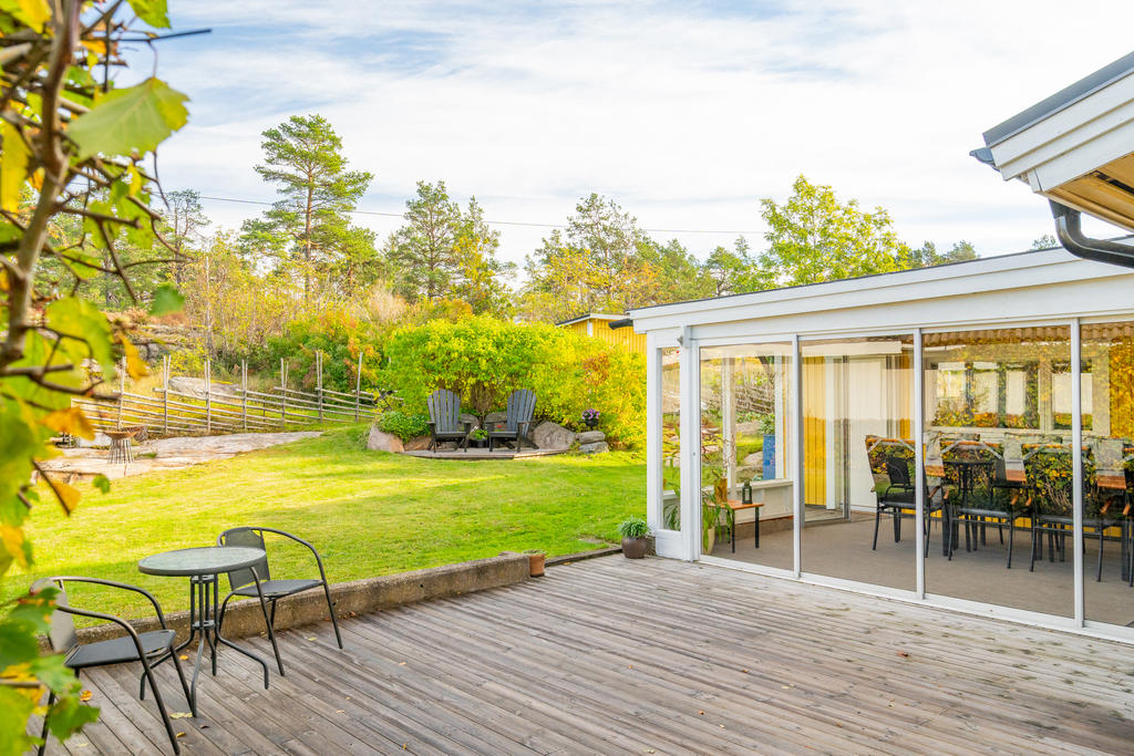 Trädgården gränsar till allmänning.