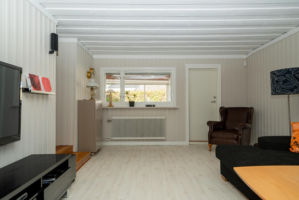 Gillestugan ligger bara två trappsteg ner från arbetsrummet.
