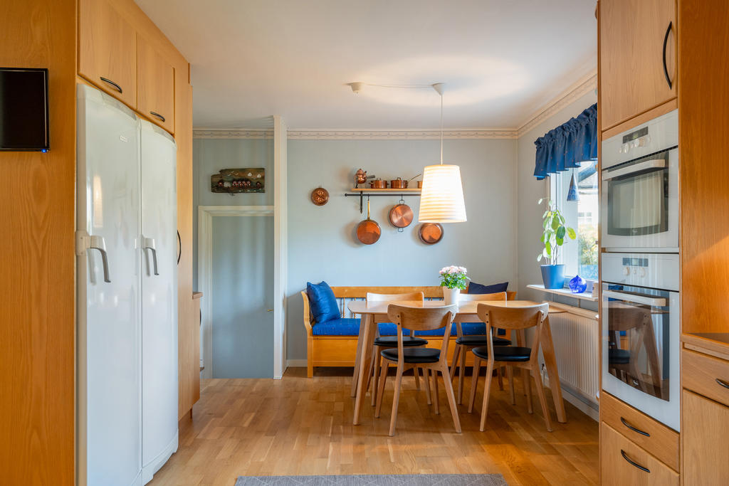 Kök med matplats. Dörren till vänster i bild leder till hobbyrum samt tvättstugan med bastu & dusch.