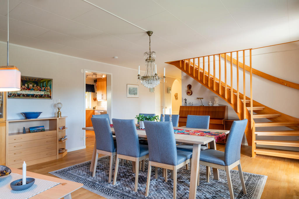 Här får hela familjen plats runt bordet.
