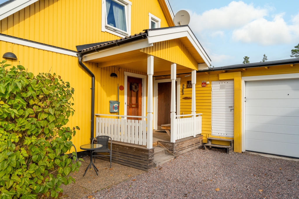 Farstukvist med plats att njuta på morgonkvisten. 