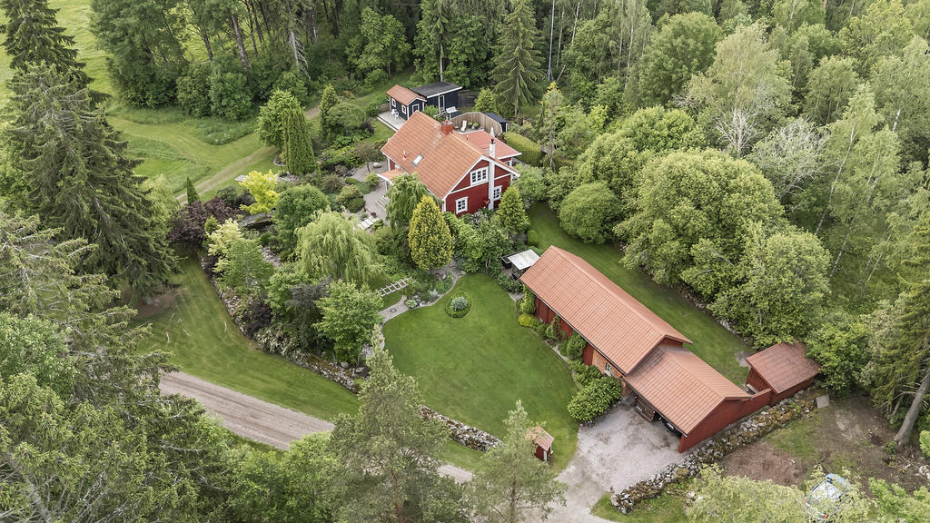 Uthus med garage, förråd och carport 