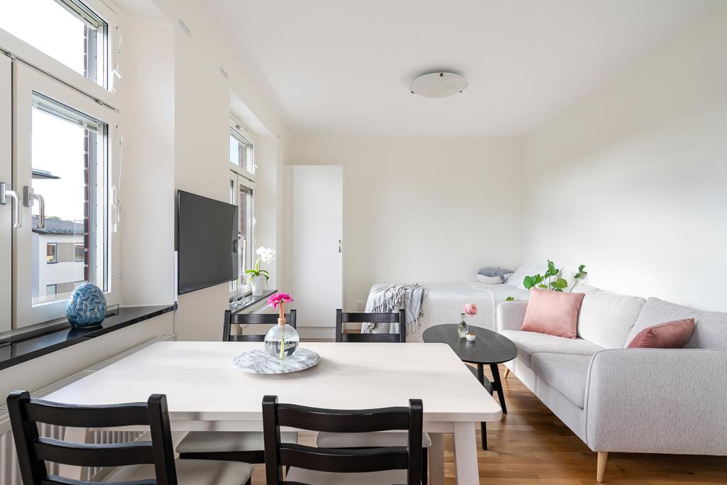 Plats för både matbord, soffa och säng