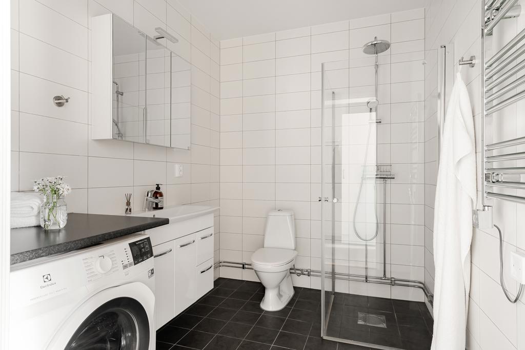Rymligt duschrum med kombinerad tvättmaskin från Electrolux