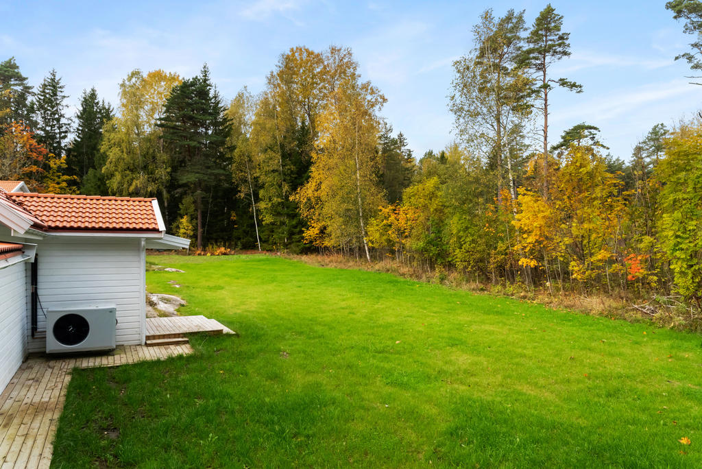 Exteriör baksidan med underbar gräsmatta. 