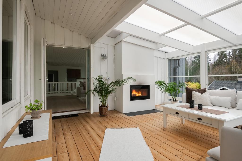 Uterummet är gediget och har en härlig eldstad