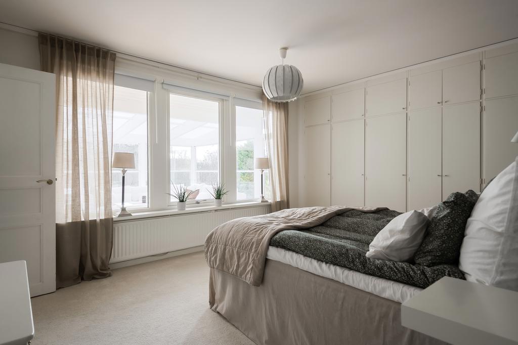 Sovrum 1 med många garderober och fönster mot utetummet