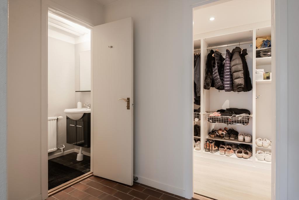 Toaletten och klädkammaren vid entrén