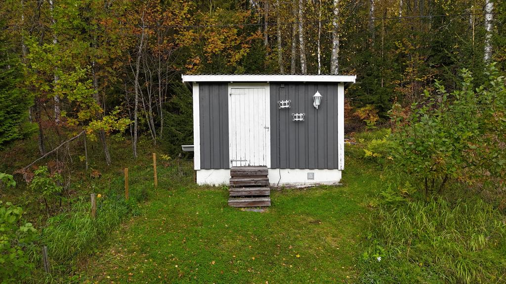 Friggebod i skogsbrynet på baksidan.