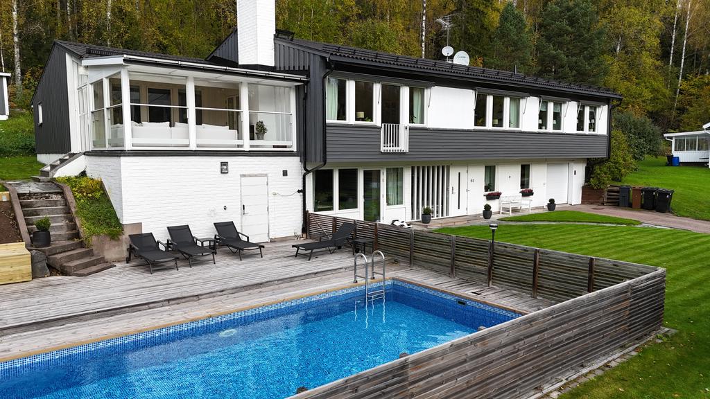 Dörren bakom solsängarna leder in till ett förråd. Perfekt för alla poolsaker. 