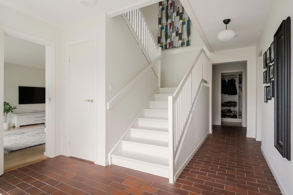 Entré med klinker på golvet och snabb access till hela huset