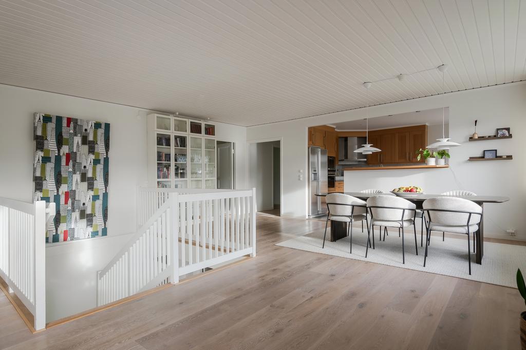 Trappan från entrén kommer upp i vardagsrummet