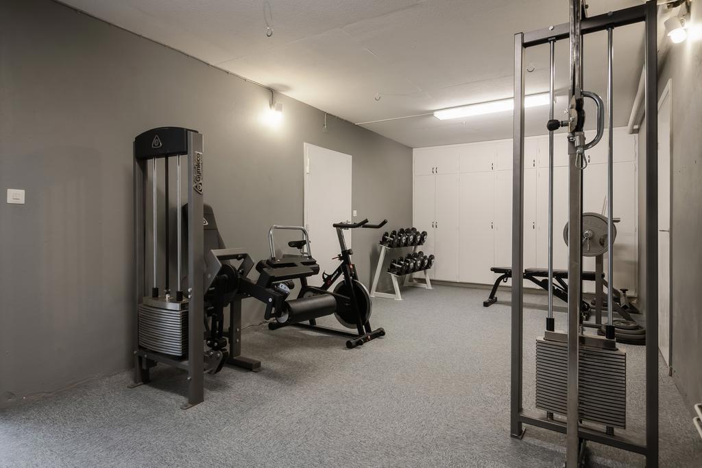 Vill du också ha ett gym eller vad vill du ha i det här rummet?