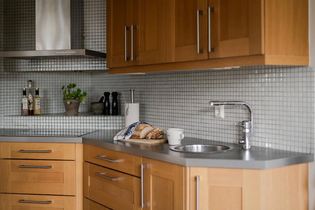 En ho sitter intill spisen