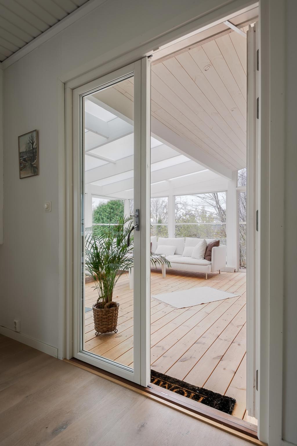 Pardörrarna till uterummet släpper in fint ljus