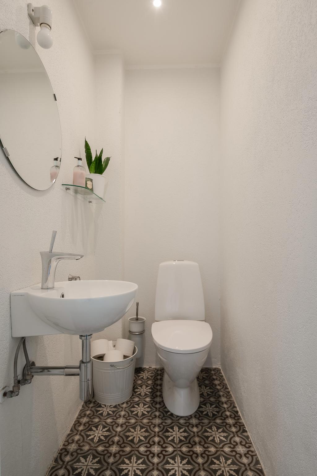 Gästtoalett på ovanvåningen