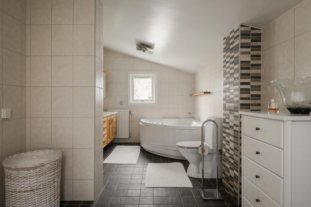 Badrummet ligger privat med ingång från sovrum 1