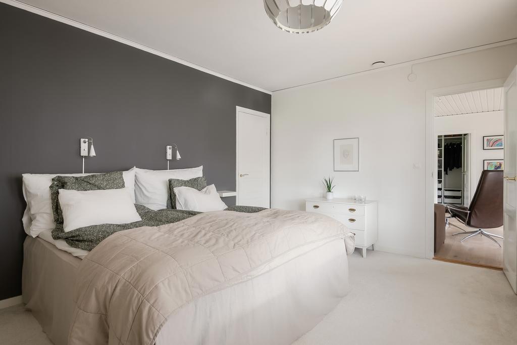 Sovrum 1 har en mysig matta på golvet