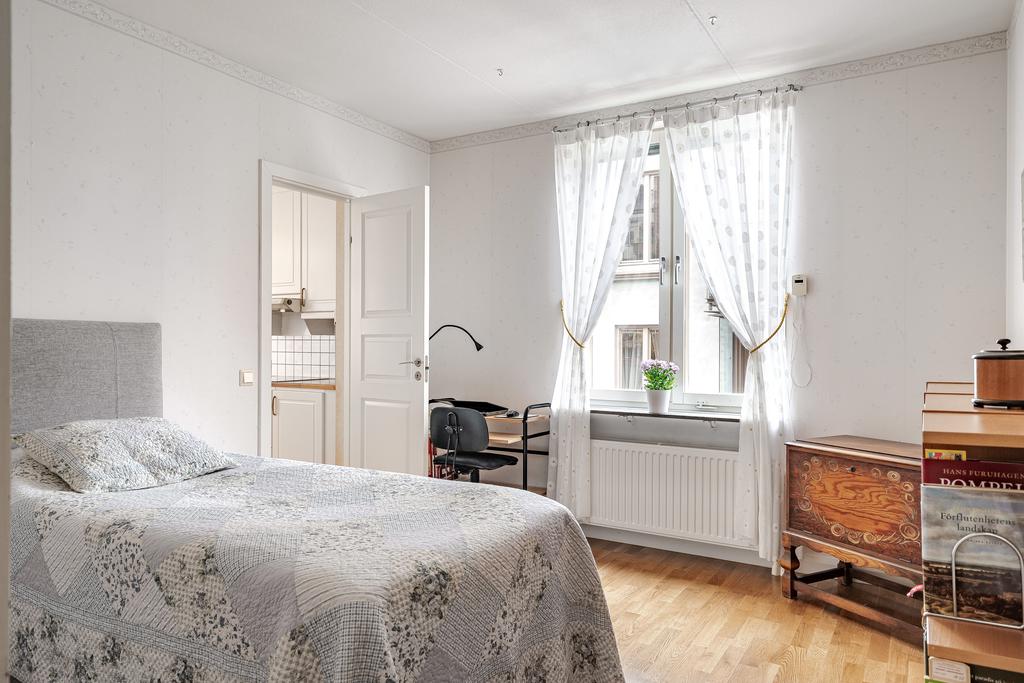 Sovrum med ingång till kök