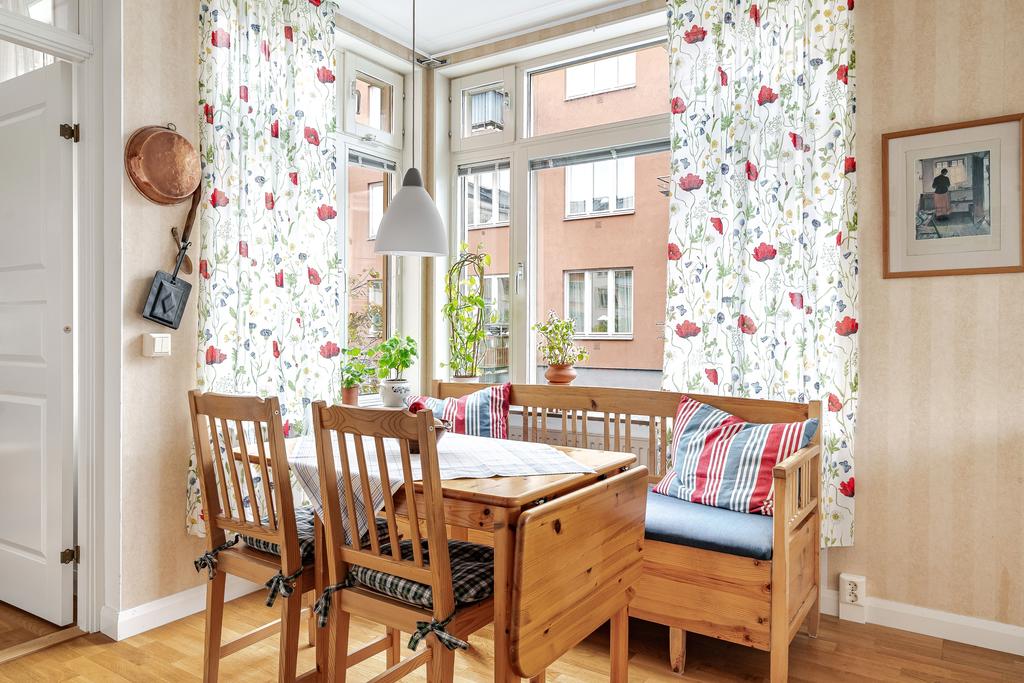 Plats för matbord vid fönstren
