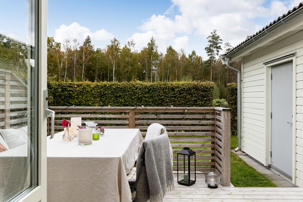 Den härliga uteplatsen är insynsskyddad och vetter mot ett av områdets grönområden 