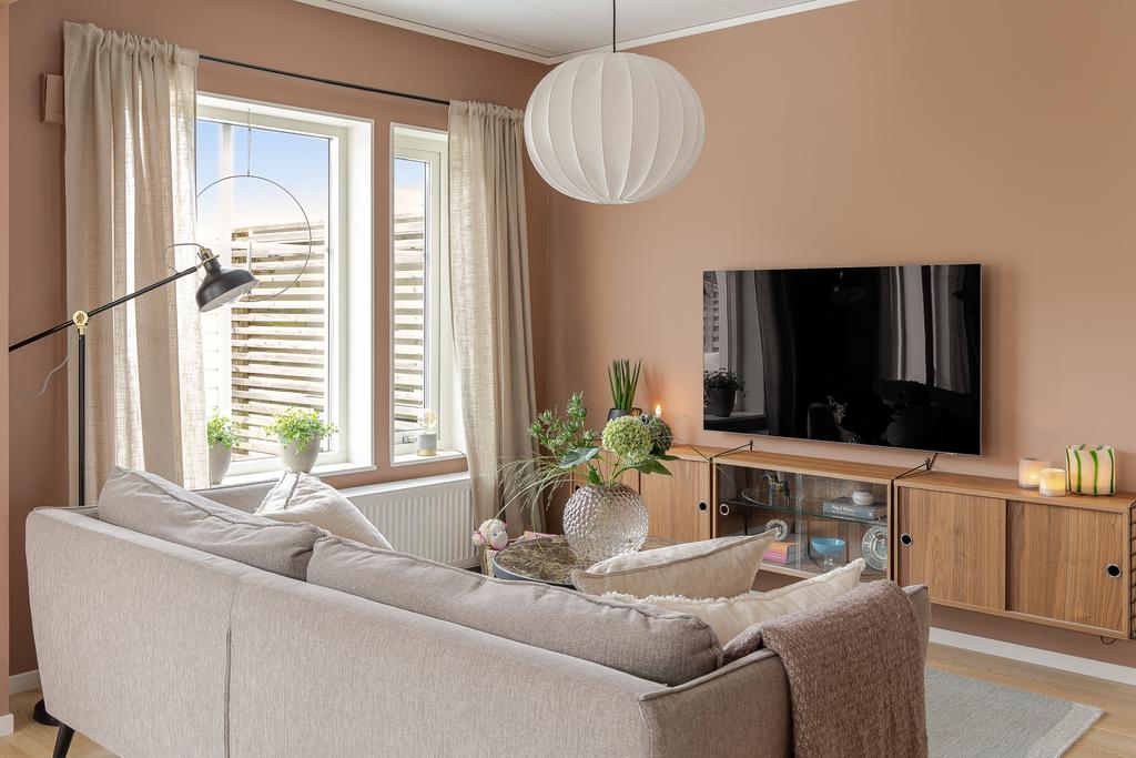 Både välplanerat och trivsamt ligger tv-hörnan mellan matplats och kök 