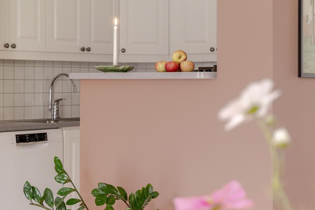 En vy mot köket från matplatsen