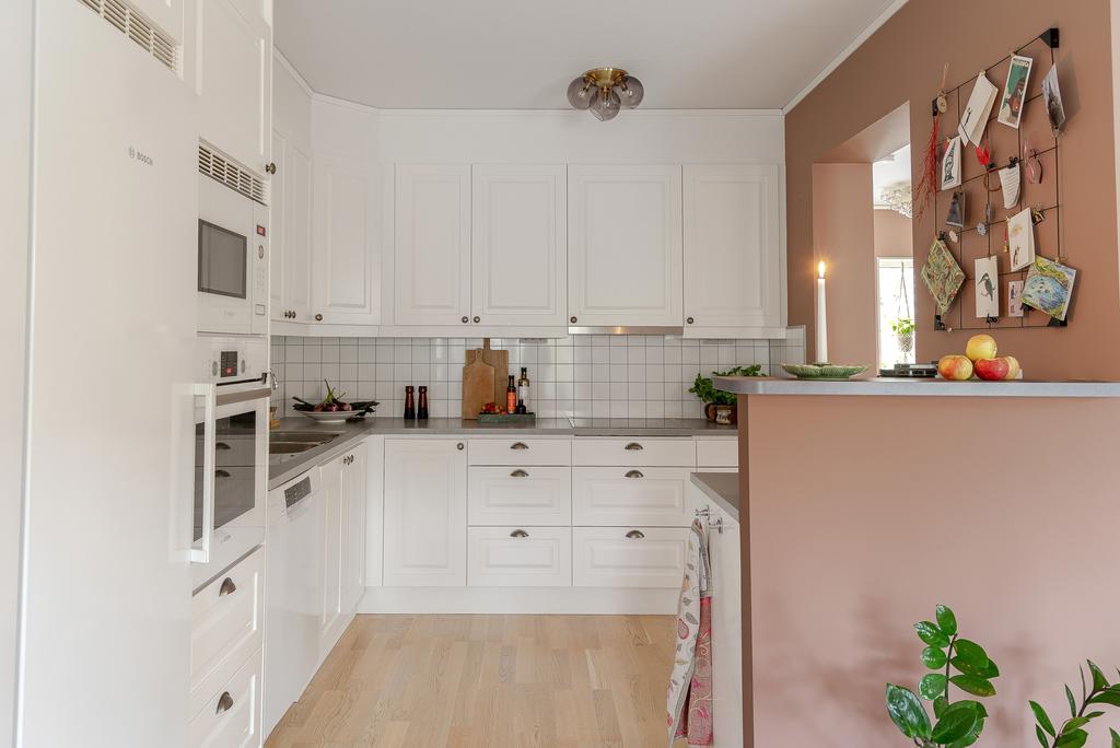 Köket som har två öppna ingångar har gott om förvaring och är fullutrustat 