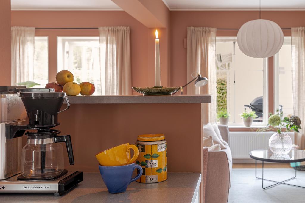 Från köket har ny inblick in till både tv-hörnan och matplatsen, den varma färgsättningen gör hela nedervåningen hemtrevlig 