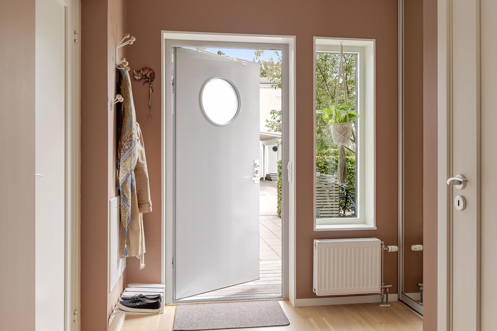 Via uppfarten/carporten kommer kliver ni in i en välkomnande entré 