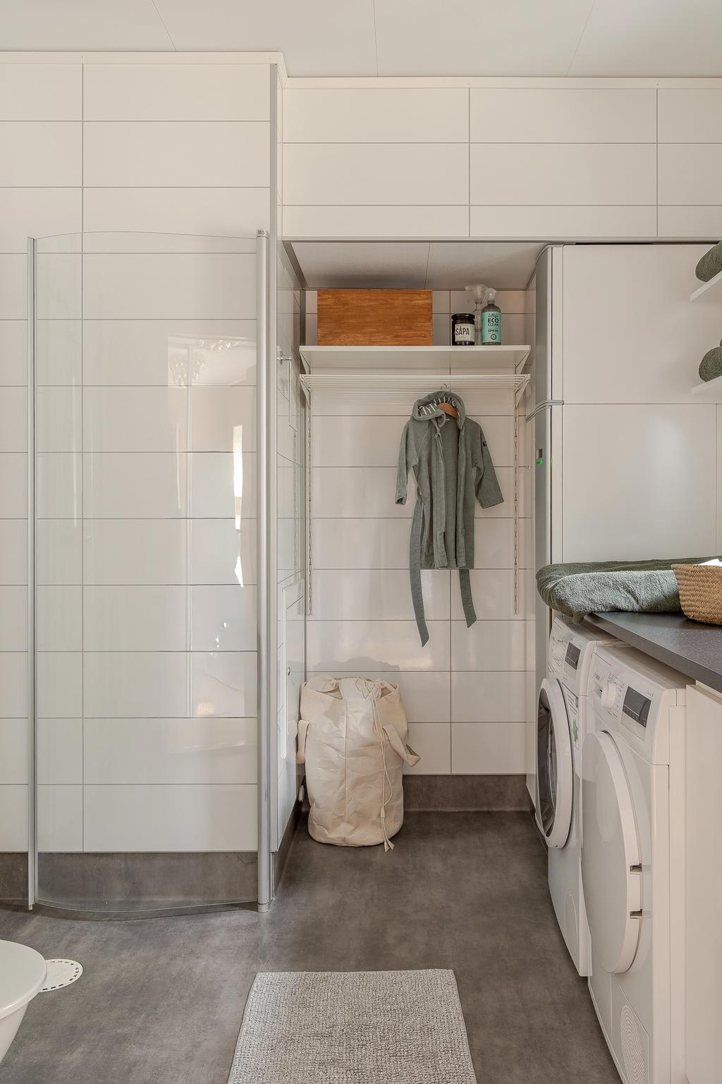 Badrummet på entréplan har tidlös färgsättning och har både torktumlare och tvättmaskin 