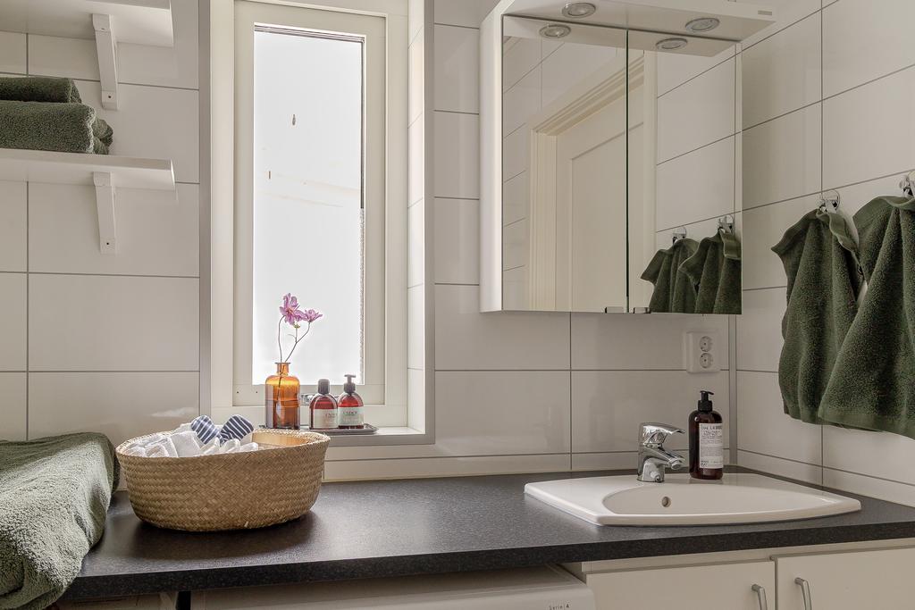 Alltid en fördel att ha arbetsyta och hyllor för förvaring i badrummet 