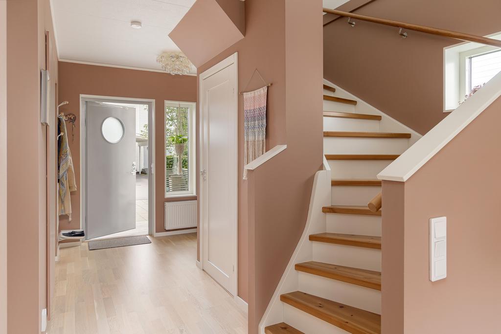 Här är en bra vy över kombinationen av färgsättningarna. Trappan tar oss upp till lägenhetens mer privata sfär 