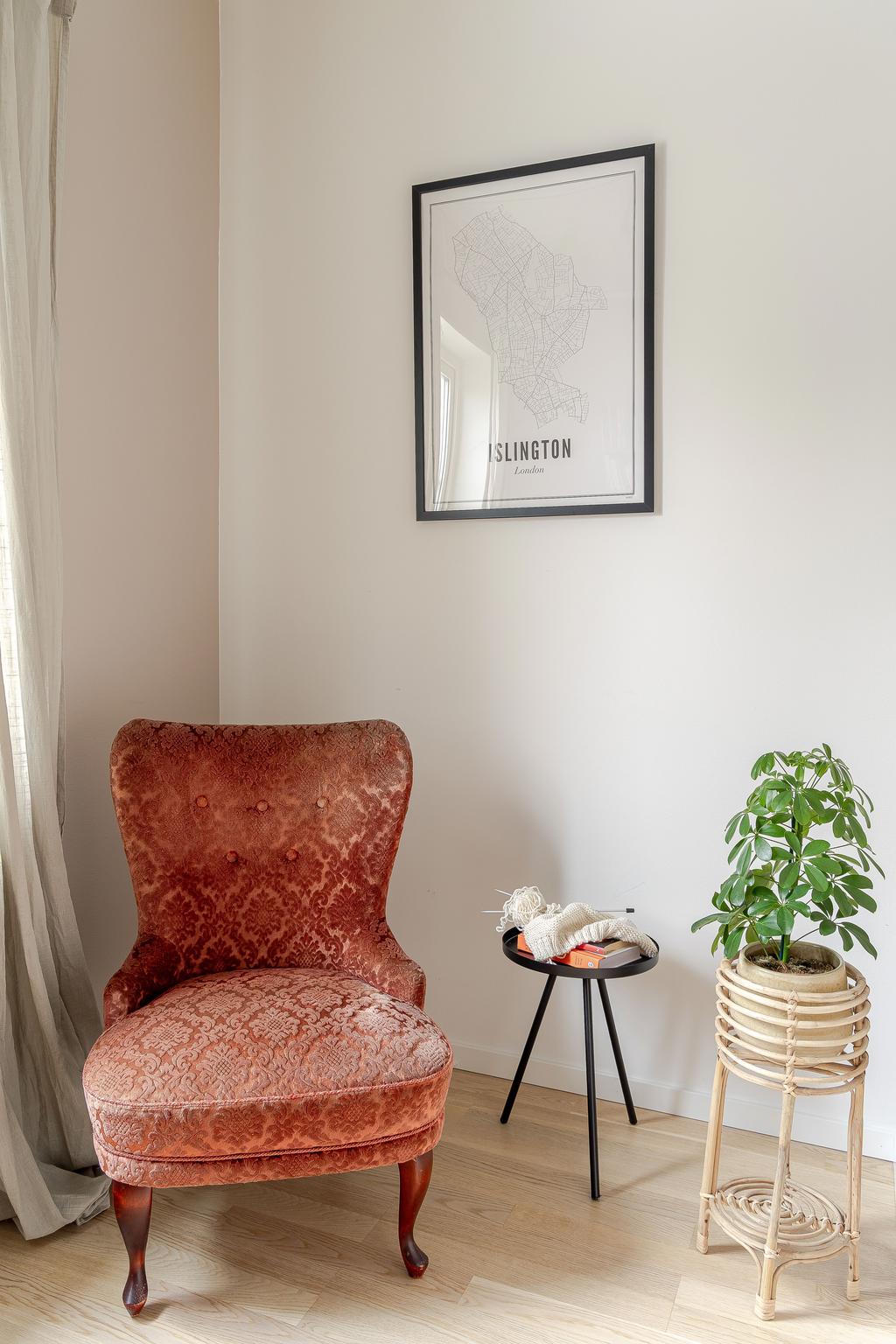 Intill trappan på ovanvåningen finns idag extra yta att möbler, perfekt för ett mindre hemmakontor eller som i detta fallet, en läs/stickning-hörna 