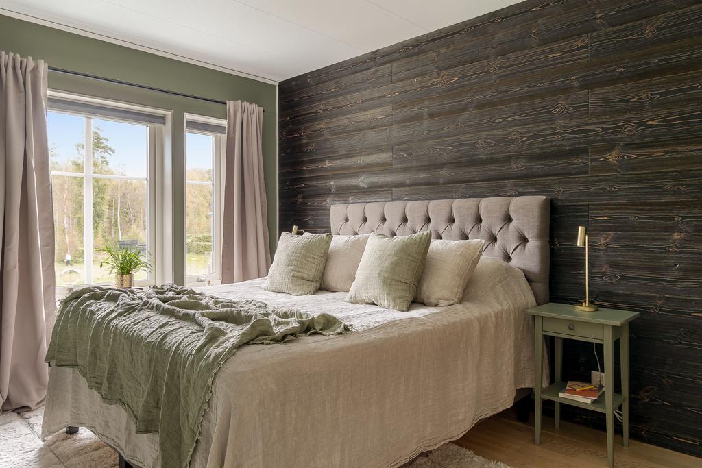 Ett av de tre sovrummen på ovanvåningen, även här en trevlig färgsättning. Sovrummet har vy ut mot grönområdet intill 