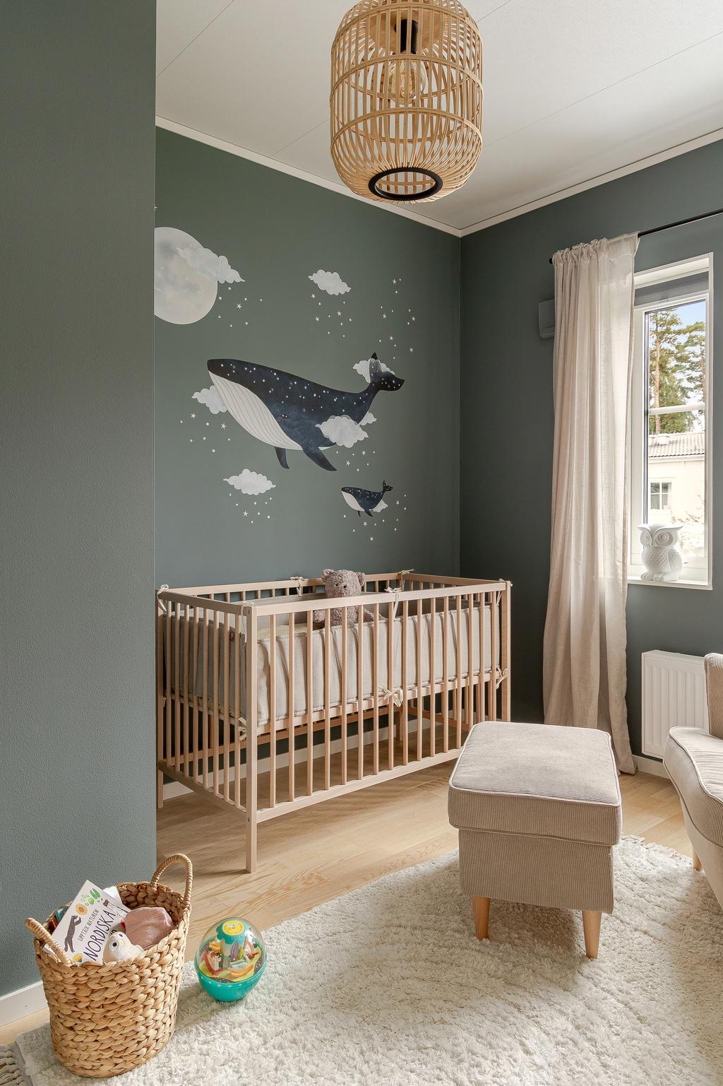 Det tredje sovrummet i harmonisk kulör (går att plocka bort motiv) är idag inrett som ett mysigt barnrum