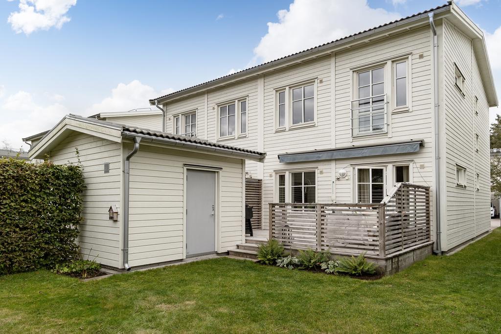 Är ni intresserade av denna trevliga bostadsrätt? Tveka då inte på att lämna in en intresseanmälan eller slå mig en signal så hörs vi av! 