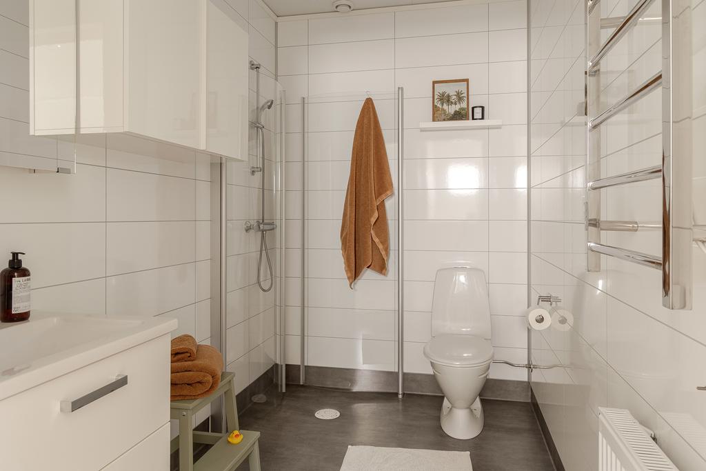 Badrummet på ovanvåningen innebär två hygienutrymmen vilket såklart är stor fördel 