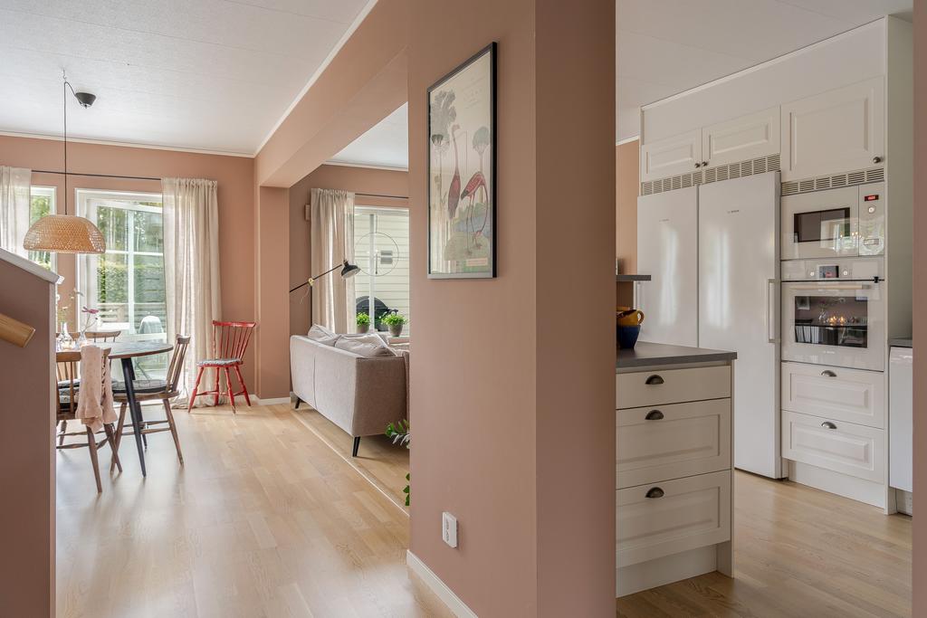 Planlösningen är halvt öppen mellan vardagsrummet och köket