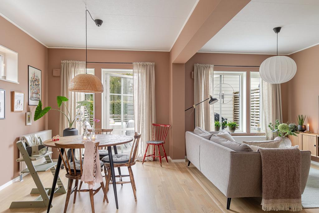 Vardagsrummet ä ljust med en inbjudande atmosfär 