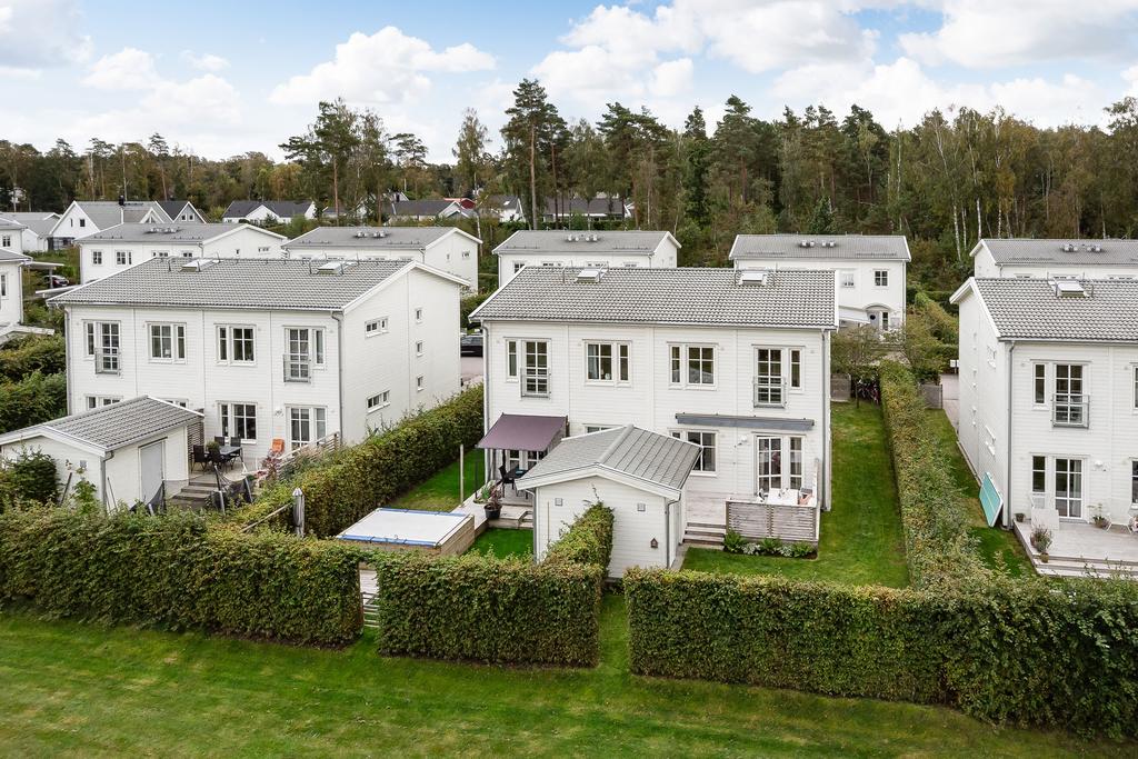 Uteplatsen och miljön runt omkring är väldigt uppskattad. Intill bostaden finns idag ett grönområde med en dagvattendamm