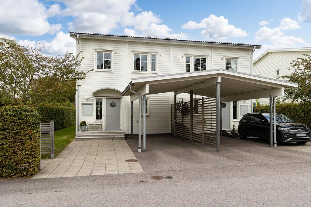 Här har ni en egen carport och ingång som bidrar starkt till en härlig villakänsla 