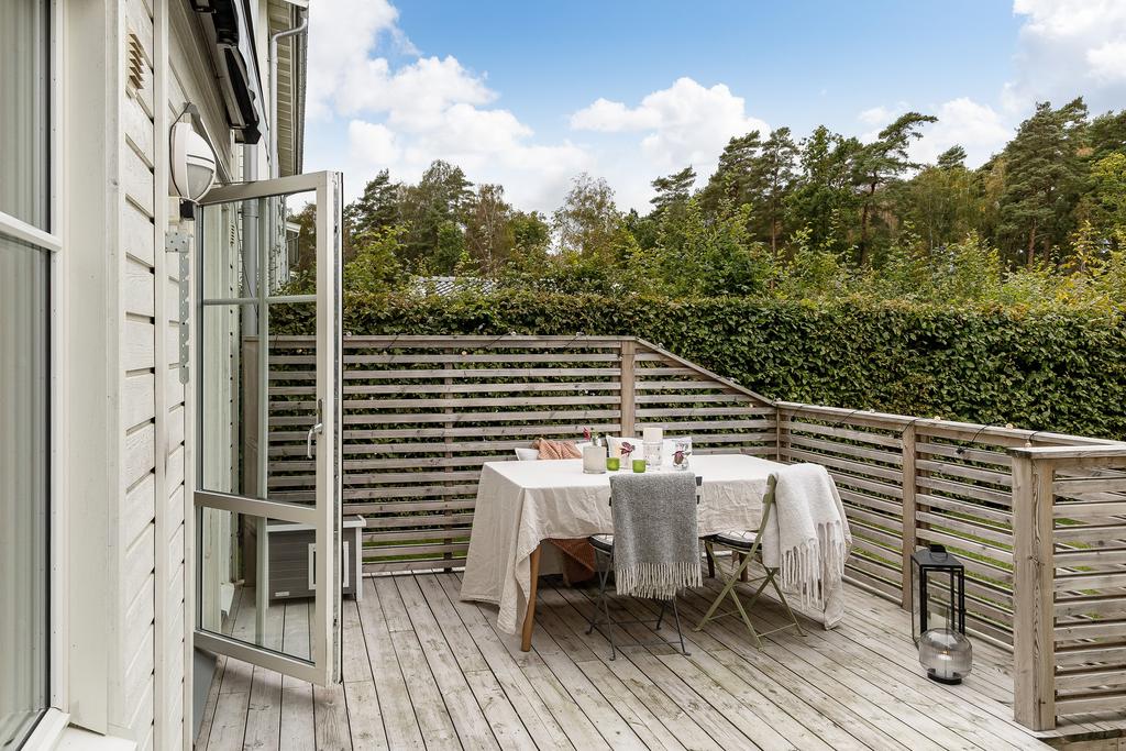 Altanen är en social yta som nyttjas flitigt under våra härliga årstider 