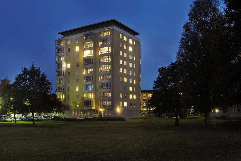 Kvällsbild från området. Baksidan av Runvägen 4