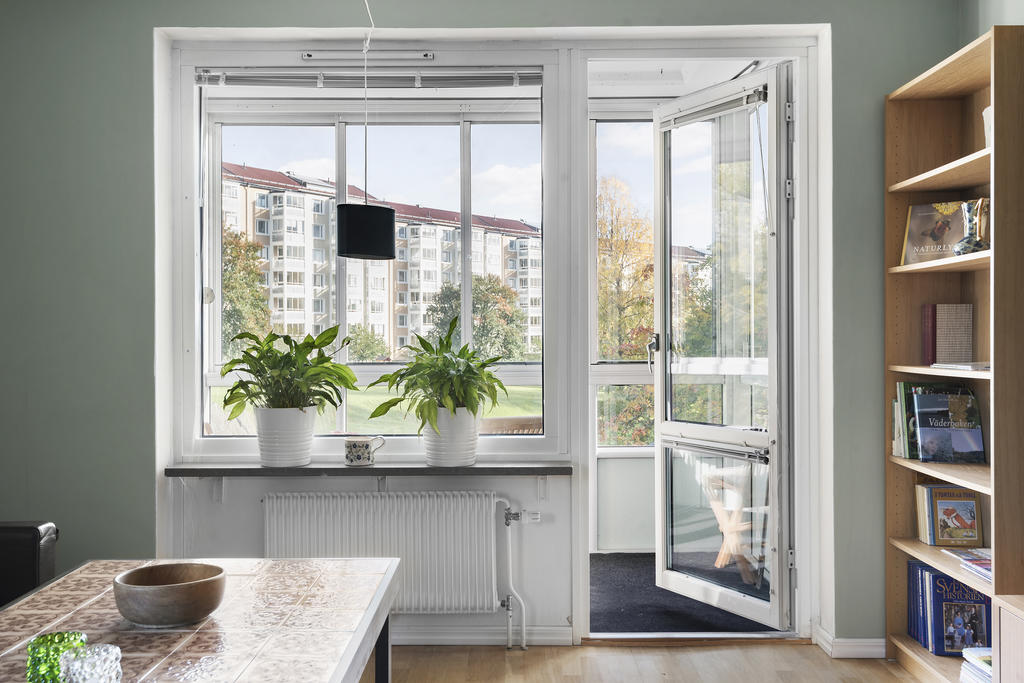 Mysigt med inglasad balkong vid vardagrummet