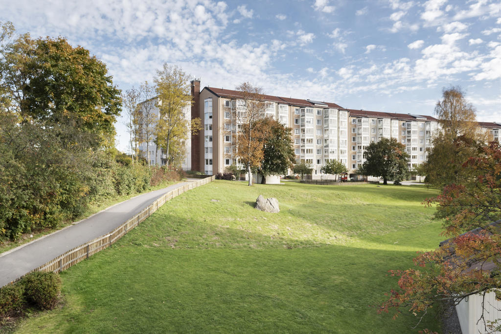 Långt mellan husen ger ett privat läge för denna gavelbostad